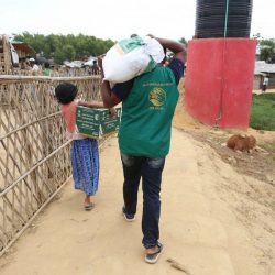 السعودية تواصل لليوم 13 توزيع السلال الغذائية الرمضانية للروهنغيا في بنغلادش