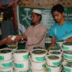 السعودية تواصل لليوم السابع توزيع مساعدات رمضانية للاجئين الروهنغيا في بنغلادش