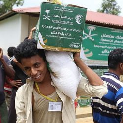 السعودية تواصل لليوم 13 توزيع السلال الغذائية الرمضانية للروهنغيا في بنغلادش