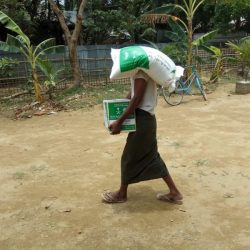 مركز الملك سلمان للإغاثة يواصل توزيع السلال الغذائية للمستفيدين في ميانمار