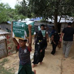 السعودية تواصل لليوم 13 توزيع السلال الغذائية الرمضانية للروهنغيا في بنغلادش