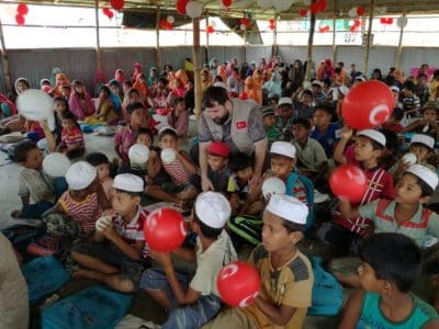 جمعية تركية توزع مساعدات غذائية للروهنغيا في بنغلادش