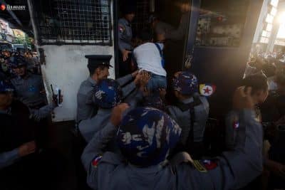 قوات مكافحة الشغب في ميانمار تعتقل بعض منظمي احتجاج شمال البلاد