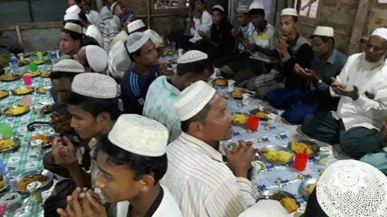 أول رمضان بعد بداية أزمتهم.. مسلمو الروهنغيا يصومون رغم المصاعب