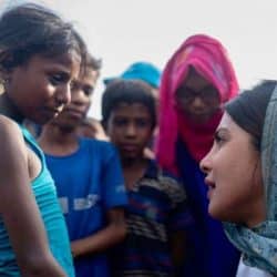 بالصور بریانكا تشوبرا تزور مخیم للاجئي الروهنغيا في بنغلادش