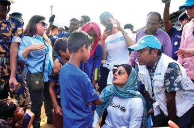 بالصور بریانكا تشوبرا تزور مخیم للاجئي الروهنغيا في بنغلادش