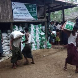 سلال غذائية يوزعها مركز الملك سلمان للإغاثة في أركان بميانمار