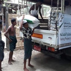 سلال غذائية يوزعها مركز الملك سلمان للإغاثة في أركان بميانمار