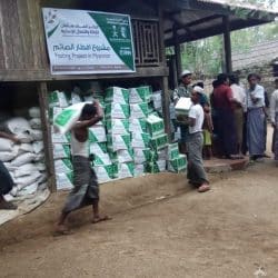 سلال غذائية يوزعها مركز الملك سلمان للإغاثة في أركان بميانمار