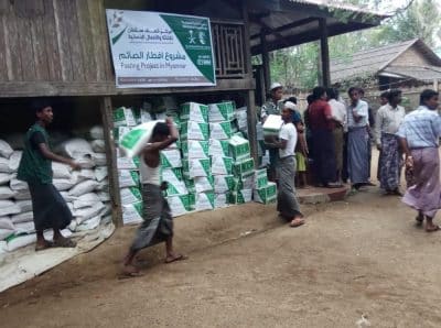 سلال غذائية يوزعها مركز الملك سلمان للإغاثة في أركان بميانمار