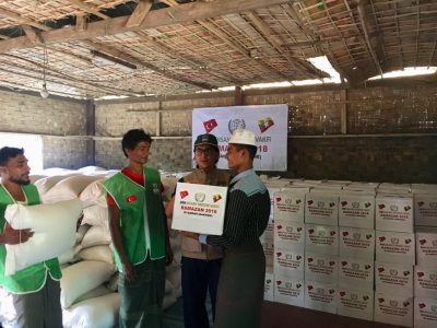 هيئة الإغاثة التركية تستمر في توزيع المساعدات على مسلمي ميانمار