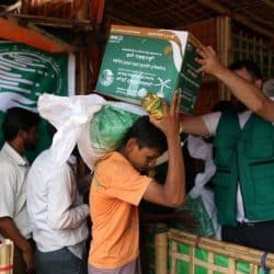 «مركز الملك سلمان» يدشن توزيع السلال الغذائية للاجئين الروهنغيا في «بالوخالي»