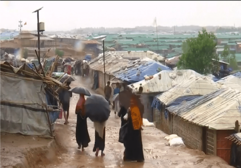 الروهنغيا يستقبلون رمضان وسط المخيمات والأمطار
