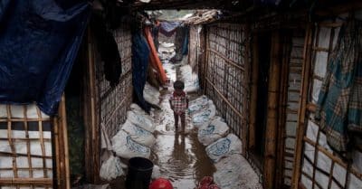 أمطار موسمية في بنغلادش تقتل 12 شخصا منهم طفل من الروهنغيا