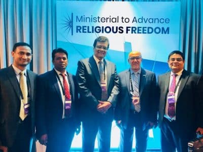 أديان مختلفة تشارك الحب والغذاء وتغسل الأقدام تعاطفا مع الروهنغيا