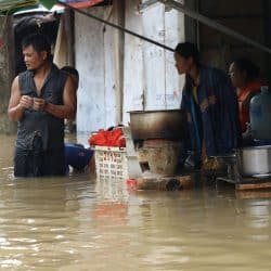 صور.. آلاف السكان يهربون من مياه الفيضانات في ميانمار