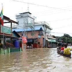 صور.. آلاف السكان يهربون من مياه الفيضانات في ميانمار