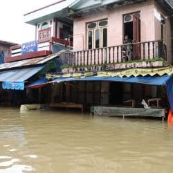 صور.. آلاف السكان يهربون من مياه الفيضانات في ميانمار