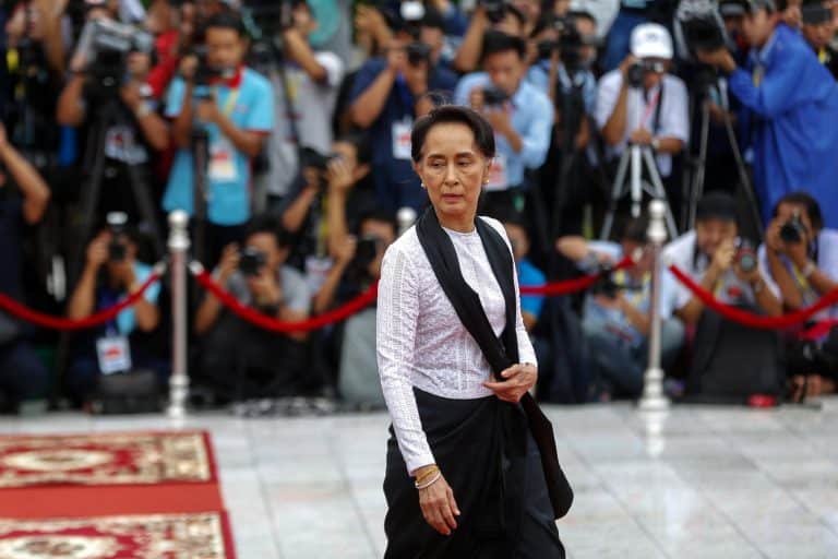 زعيمة ميانمار تشارك في إحياء اليوم الوطني للشهداء