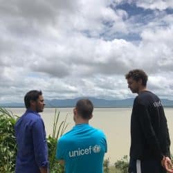 بالصور .. لاعب أسباني يزور أطفال الروهنغيا في بنغلادش ويدعو إلى دعمهم