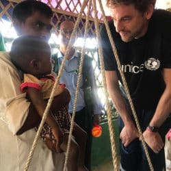 بالصور .. لاعب أسباني يزور أطفال الروهنغيا في بنغلادش ويدعو إلى دعمهم