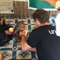 بالصور .. لاعب أسباني يزور أطفال الروهنغيا في بنغلادش ويدعو إلى دعمهم