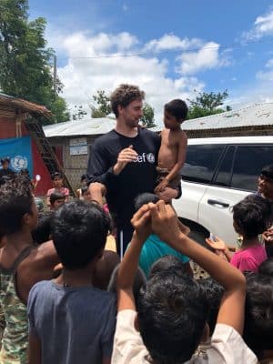 بالصور .. لاعب أسباني يزور أطفال الروهنغيا في بنغلادش ويدعو إلى دعمهم