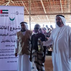 سفير الإمارات لدى بنغلادش يزور الروهنغيا ويشارك في تقديم المساعدات