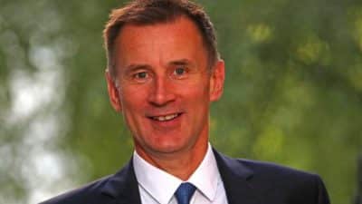 وزير خارجية بريطانيا يجتمع مع أونغ سان سو تشي خلال زيارة لميانمار