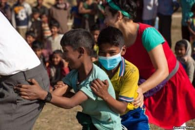 مهرجون يزرعون البسمة في وجوه أطفال الروهنغيا في مخيمات بنغلادش