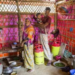 أسطوانات الغاز تخفف من أزمة الطاقة على اللاجئين الروهنغيا