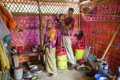 أسطوانات الغاز تخفف من أزمة الطاقة على اللاجئين الروهنغيا