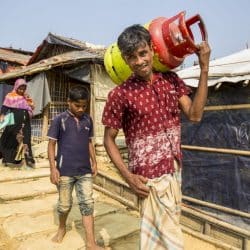 أسطوانات الغاز تخفف من أزمة الطاقة على اللاجئين الروهنغيا