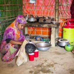 أسطوانات الغاز تخفف من أزمة الطاقة على اللاجئين الروهنغيا