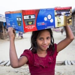 أسطوانات الغاز تخفف من أزمة الطاقة على اللاجئين الروهنغيا