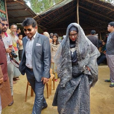 زوجان بنغاليان يحتفلان بعرسهما في مخيمات الروهنغيا