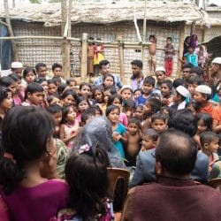 زوجان بنغاليان يحتفلان بعرسهما في مخيمات الروهنغيا