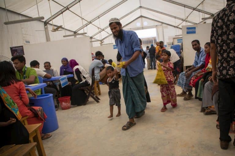 التسجيل يمنح العديد من اللاجئين الروهنغيا فرصة الحصول على هوية لأول مرة