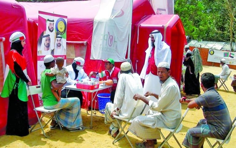 أطباء من الإمارات يقدمون رعاية صحية طارئة للأطفال والنساء الروهنغيا