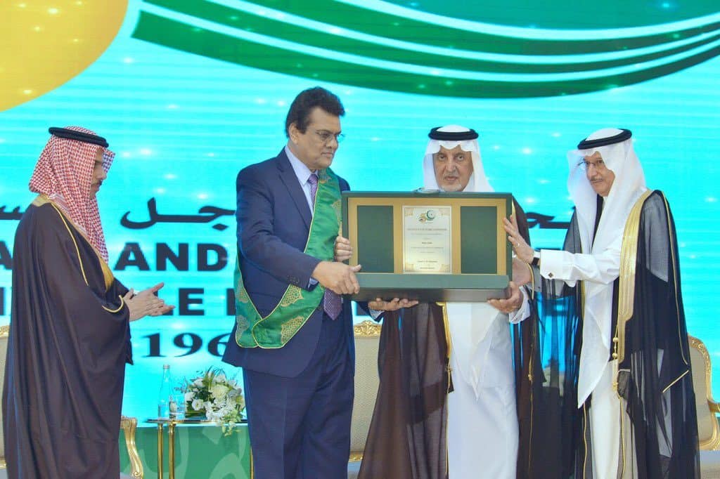 منظمة (OIC) تكرم مدير اتحاد (ARU) في يوبيلها الذهبي