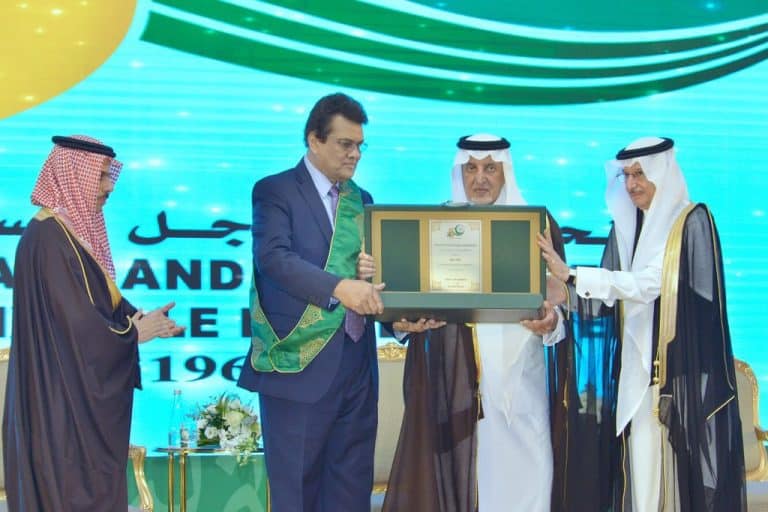 منظمة (OIC) تكرم مدير اتحاد (ARU) في يوبيلها الذهبي