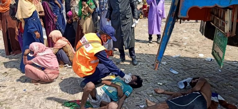 بنغلادش تحجر صحيا مئات من اللاجئين الروهنغيا عادوا إليها بعد رحلة في عرض البحر