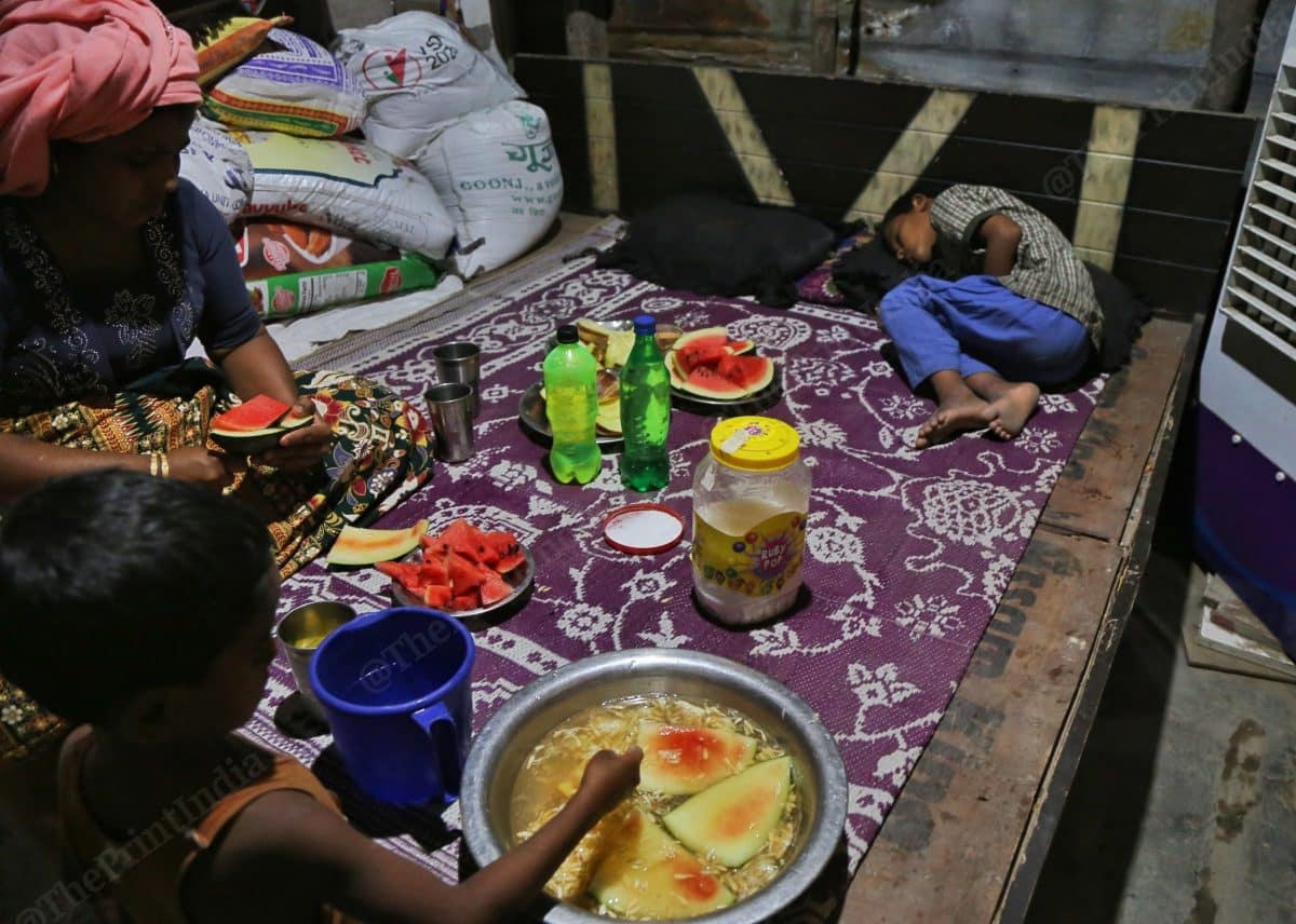 كيف يبدو إفطار اللاجئين الروهنغيا في مخيم دلهي بالهند خلال أزمة كورونا