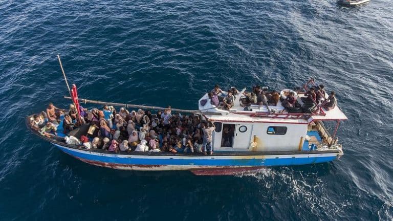 لاجئ روهنغي يصل سباحة إلى ماليزيا ومخاوف من غرق 24 آخرين