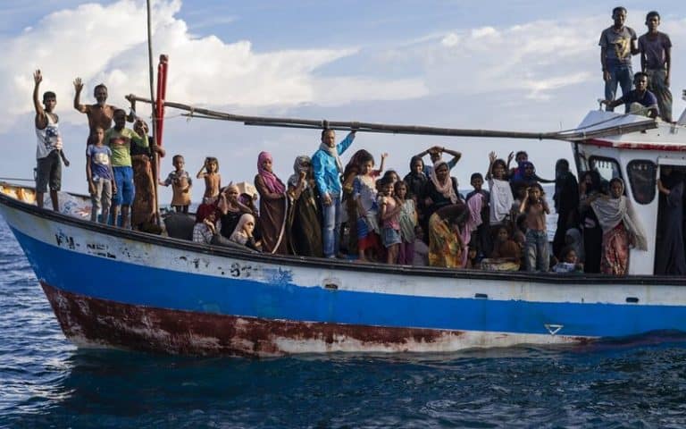 اندونيسيا تعتزم نقل اللاجئين الروهنغيا إلى مكان أكثر ملاءمة