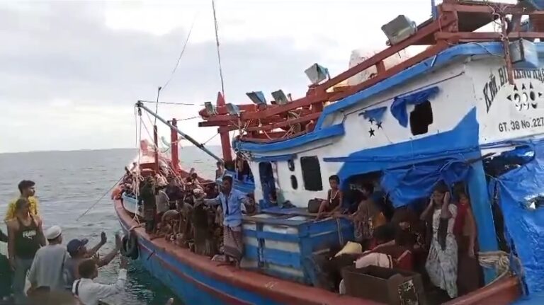 وفاة 3 أشخاص على متن قاربهم.. أكثر من 150 من الروهينجا يستغيثون قبالة سواحل إندونيسيا