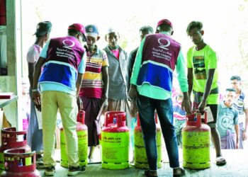 لاجئون من الروهينجا يحصلون على أنانيب غاز مقدمة من منظمة قطر الخيرية