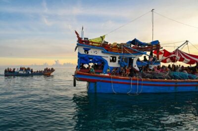 قارب يحمل لاجئين من الروهينجا قبالة إقليم "آتشيه" في إندونيسيا، 23-10-2024 (صورة: AFP)