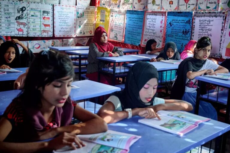متطوعات من الروهينجا يساعدن الفتيات على التعلم في مخيمات بنغلادش