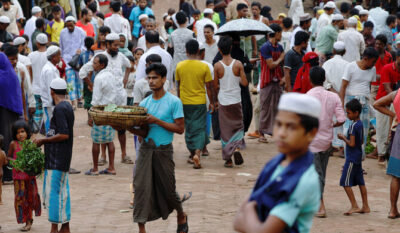 لاجئون من الروهينجا يتجولون في سوق بمخيم للاجئين في منطقة "كوكس بازار" في بنغلادش، 28-9-2024 (صورة: Reuters)